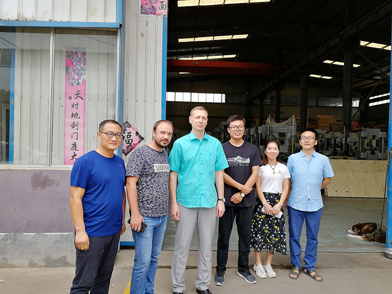 俄羅斯客戶到廠驗(yàn)收機(jī)器，獲得客戶一致好評(píng)